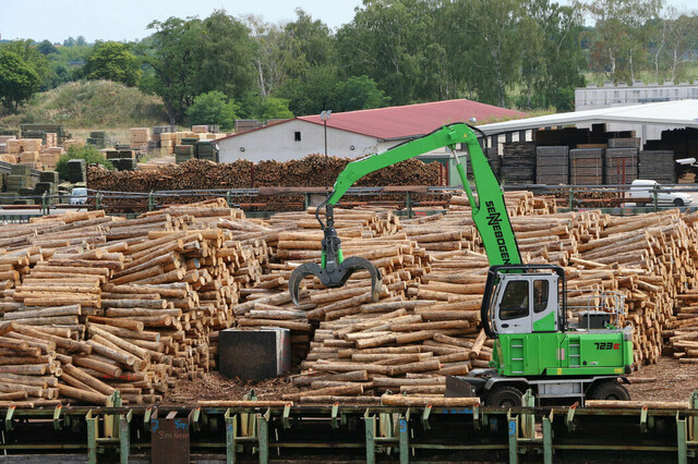 Sennebogen-Umschlagbagger-723-E-Holzumschlag-Saegewerk-Boehrer